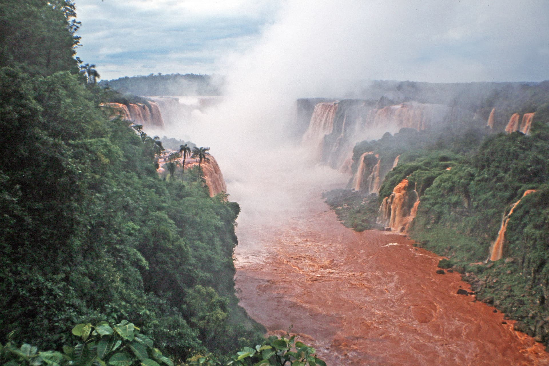 شلالات إيغواسو من الجانب البرازيلي، صورة ميدانية منشورة عبر Wikimedia Commons
